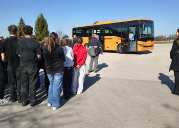 Nowy autobus dla uczniów z gminy Zakrzew