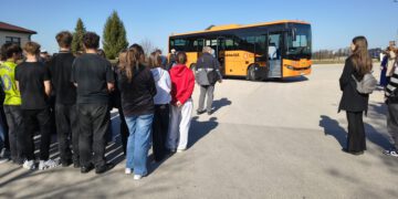 Nowy autobus dla uczniów z gminy Zakrzew