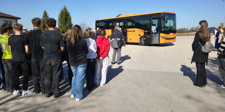 Nowy autobus dla uczniów z gminy Zakrzew
