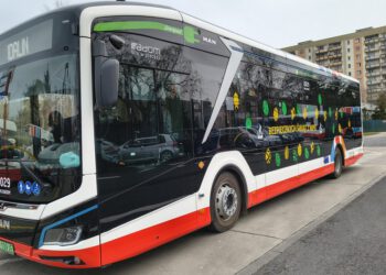 Autobus udekorowany świątecznymi ozdobami wyjechał na ulice Radomia