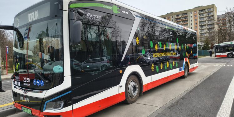 Autobus udekorowany świątecznymi ozdobami wyjechał na ulice Radomia