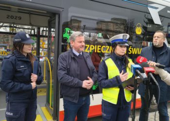 Autobus udekorowany świątecznymi ozdobami wyjechał na ulice Radomia