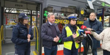 Autobus udekorowany świątecznymi ozdobami wyjechał na ulice Radomia