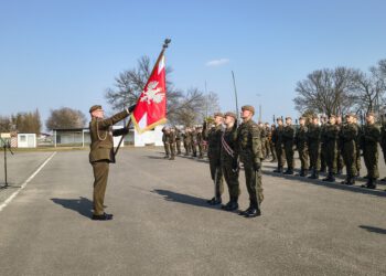 Uroczysty moment dla żołnierzy Ośrodka Reprezentacyjnego Wojsk Obrony Terytorialnej w Radomiu