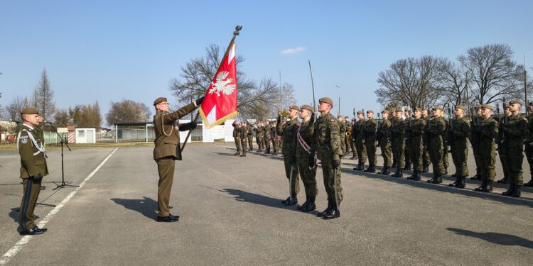 Uroczysty moment dla żołnierzy Ośrodka Reprezentacyjnego Wojsk Obrony Terytorialnej w Radomiu