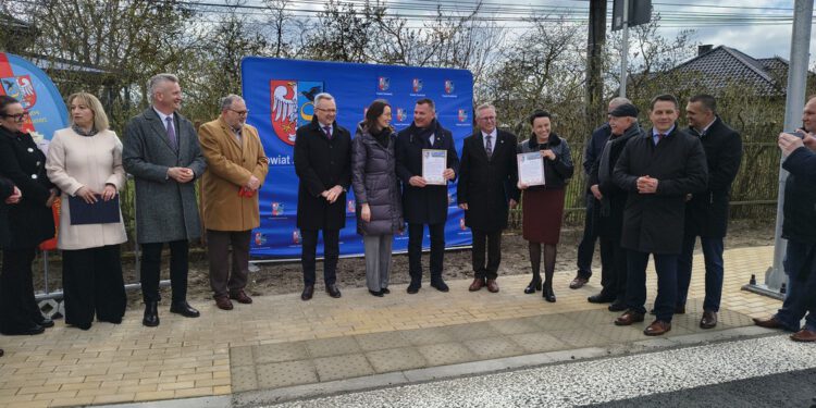 Nowa droga w Mostkach. Mieszkańcy czekali na nią 25 lat