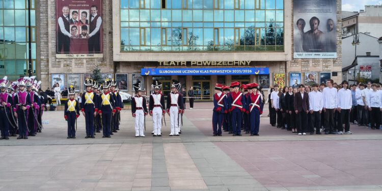 Uroczyste ślubowanie pierwszoklasistów ZDZ w Radomiu