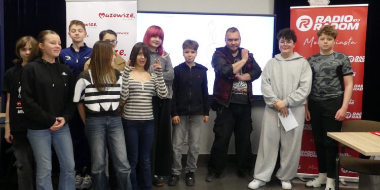 Uczniowie z SP im. Marii Montessori w Radomiu poznali kulisy pracy dziennikarza