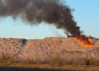 Pożar na wysypisku śmieci przy ulicy Witosa w Radomiu. Służby monitorują sytuację