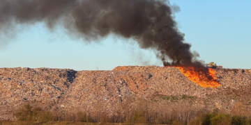 Pożar na wysypisku śmieci przy ulicy Witosa w Radomiu. Służby monitorują sytuację