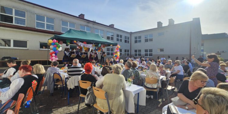 Tańcem połączyli pokolenia. Wyjątkowe wydarzenie w PSP nr 4