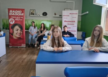 Młodzi kontra dezinformacja. Warsztaty dziennikarskie w NDSP nr 1 w Radomiu