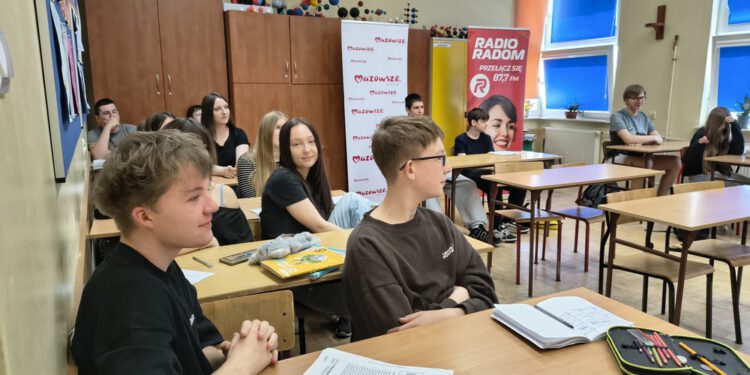 Uczniowie z PSP nr 20 uczyli się krytcznego myślenia. Dziennikarze Radia Radom wyłaniają „Złotą 10.”