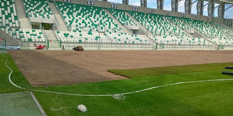 Trwa wymiana murawy na stadionie miejskim przy ul. Struga. Będą duże zmiany