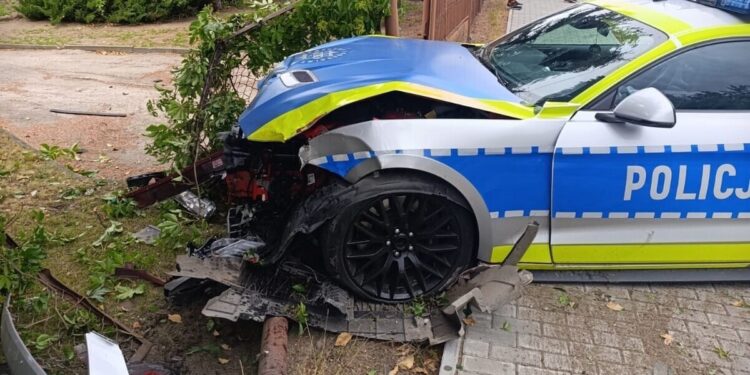 Policyjny Mustang rozbity