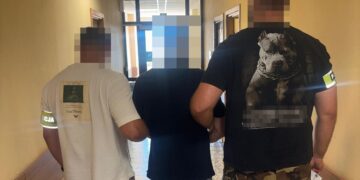 Dorobili klucze do mieszkania seniorki i chcieli wejść do środka jak do siebie. Dwóch mieszkańców Radomia zostało zatrzymanych