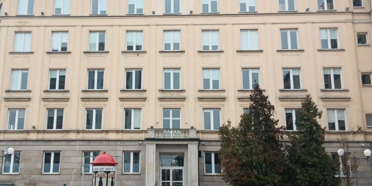 „Stosunki” koleżeńskie zakończyły się zwolnieniem. Skandal w radomskim Urzędzie Pracy