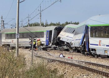Wykolejenie pociągu. Na miejscu pracują służby