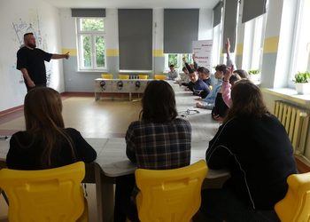 Młodzi dziennikarze ze szkoły w Kowalkowie sprawdzili, jak rozpoznać dezinformację