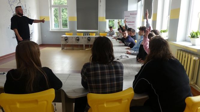 Młodzi dziennikarze ze szkoły w Kowalkowie sprawdzili, jak rozpoznać dezinformację