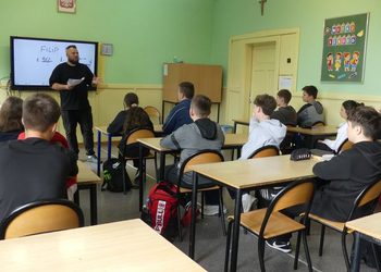 Kazanów stawia na świadome korzystanie z mediów. Uczniowie poznali sposoby walki z dezinformacją