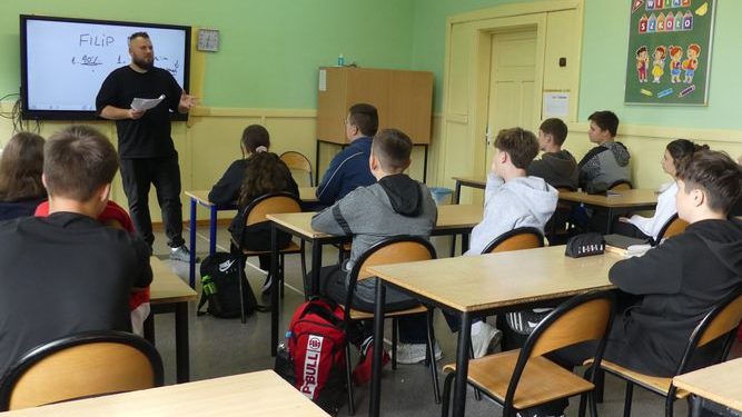 Kazanów stawia na świadome korzystanie z mediów. Uczniowie poznali sposoby walki z dezinformacją