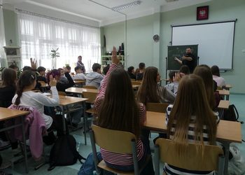 „Złota 10” zawitała do Radomia. Uczniowie PSP 34 zmierzyli się z dezinformacją