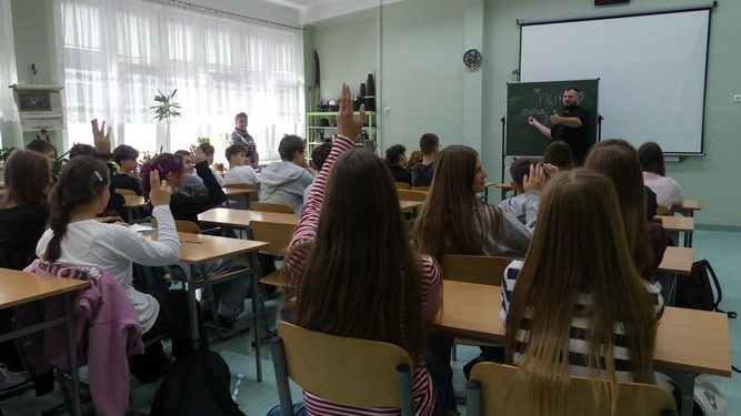 „Złota 10” zawitała do Radomia. Uczniowie PSP 34 zmierzyli się z dezinformacją
