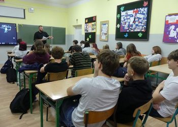 Jedna informacja, tysiące odbiorców. Uczniowie z PSP nr 5 o odpowiedzialności w sieci