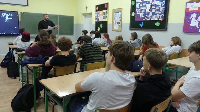 Jedna informacja, tysiące odbiorców. Uczniowie z PSP nr 5 o odpowiedzialności w sieci