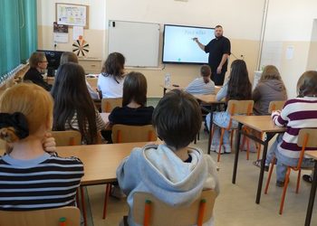 Przysucha mówi „nie” dezinformacji. Uczniowie PSP nr 1 na warsztatach dziennikarskich
