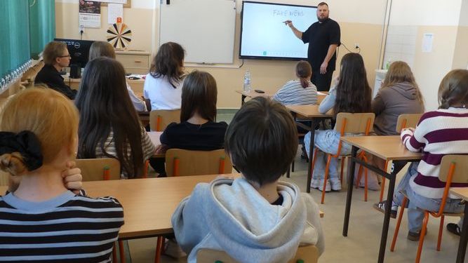 Przysucha mówi „nie” dezinformacji. Uczniowie PSP nr 1 na warsztatach dziennikarskich