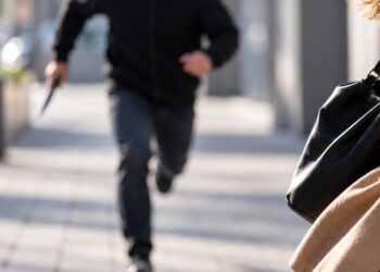 Jak zachować się podczas ataku nożownika? Ekspert radzi