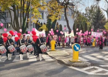 Radomskie Amazonki przeszły ulicami miasta. Marsz Życia i Nadziei przypomniał o profilaktyce raka piersi