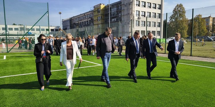 Kozienicka młodzież z odnowionym boiskiem